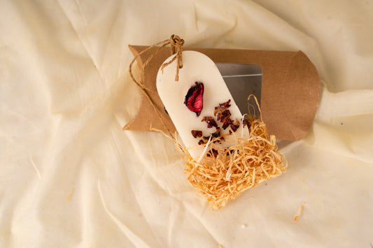 Wax Tablet for Wardrobe Use With Dried Rose Petals – Natural Fragrance
