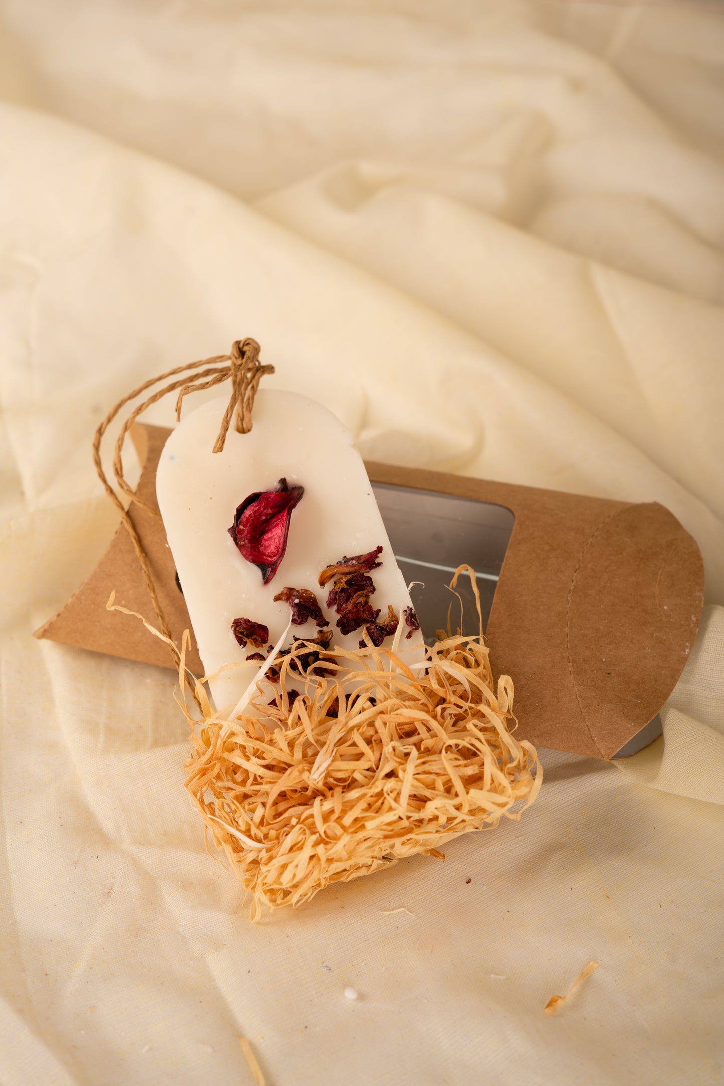 Wax Tablet for Wardrobe Use With Dried Rose Petals – Natural Fragrance