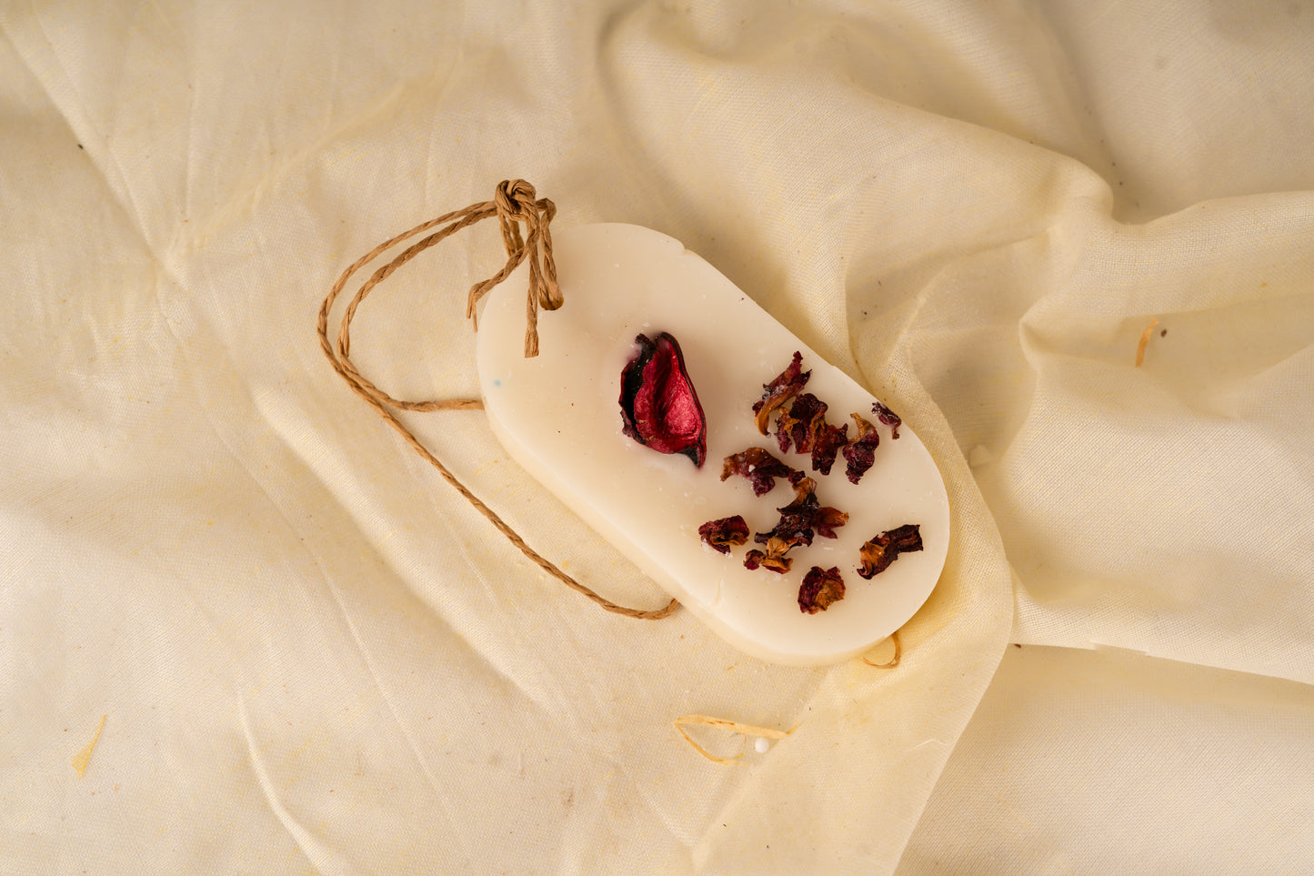 Wax Tablet for Wardrobe Use With Dried Rose Petals – Natural Fragrance